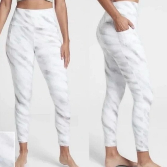 Athleta Pants - Athleta White and Gray Tiger Print Salutation Stash Pocket II 7/8 Legging Size S